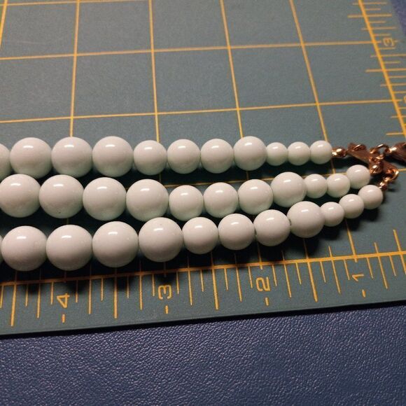 Vintage three strand mint green necklace - Picture 5 of 6